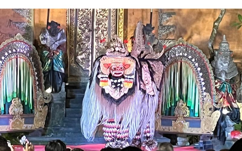 Zoomer sur l'image : Spectacle danse Ubud